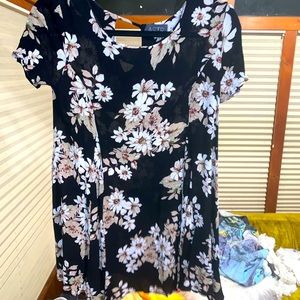 Light-weight flowy black floral dress! Super cute for going out. 🖤